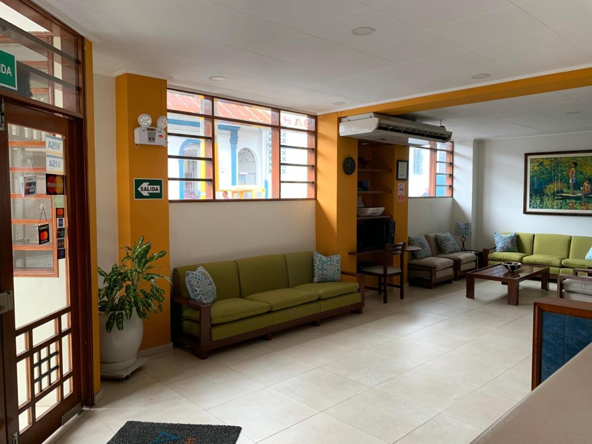 Hotel Acosta Икитос Екстериор снимка